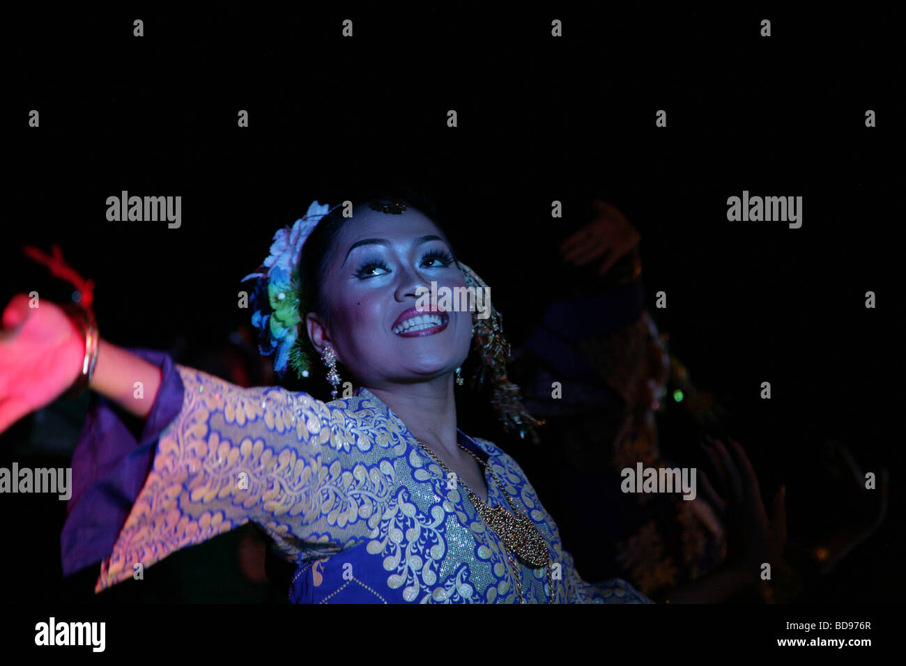 Troup von Tänzerinnen im Freien in der Nacht in Penang, Malaysia Stockfoto