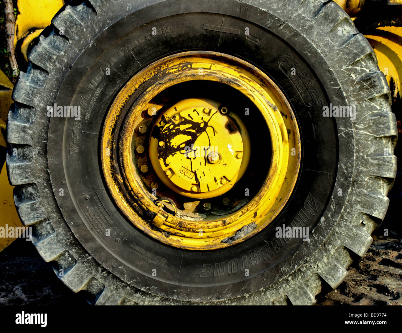 Bau Ausrüstung schwere Maschinen große Reifen und Hub in gelb Stockfoto