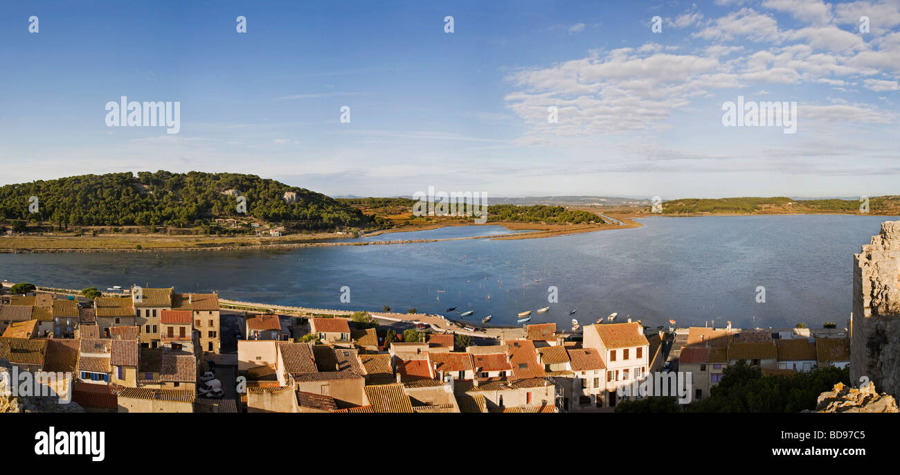 Blick auf die Etang Salzwasser-Lagune, von der Tour de Barberousse, Gruissan, Languedoc-Roussillon, Frankreich Stockfoto