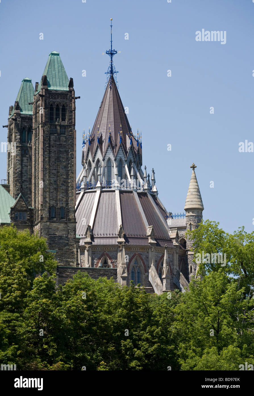 Ost-Block-Türme und parlamentarische Bibliothek. Zwei Ikonen der Gebäude des Parlaments auf den Weg von einem Meer von grünen Bäumen. Stockfoto