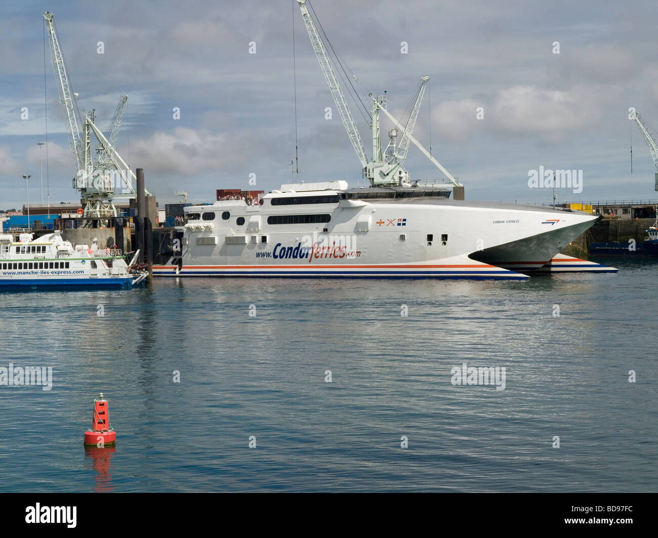 Katamaran Fähre Condor Express verlassen St Peter Port Harbour Guernsey Kanalinseln Stockfoto