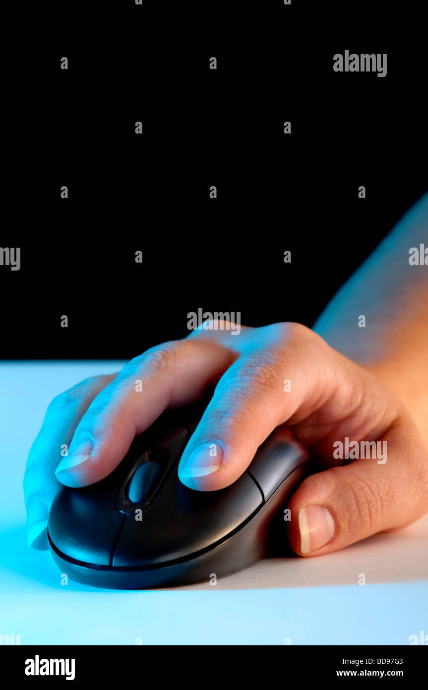 Eine Frau s Hand Betrieb einer Computer-Maus Stockfoto