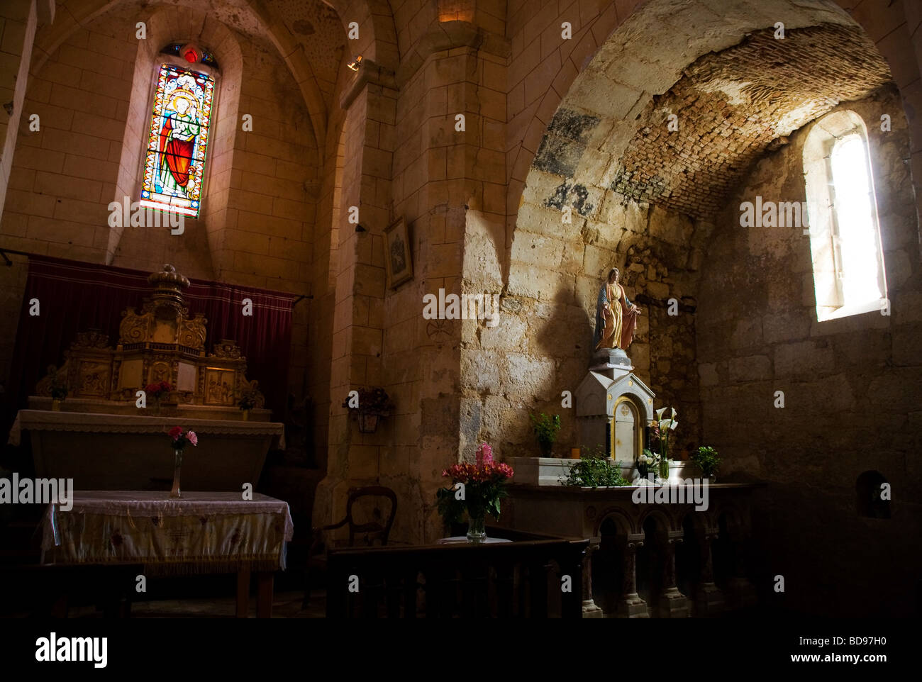 Der Altar in der Kirche aus dem 12. Jahrhundert, Siorac de Riberac, Dordogne, Frankreich Stockfoto