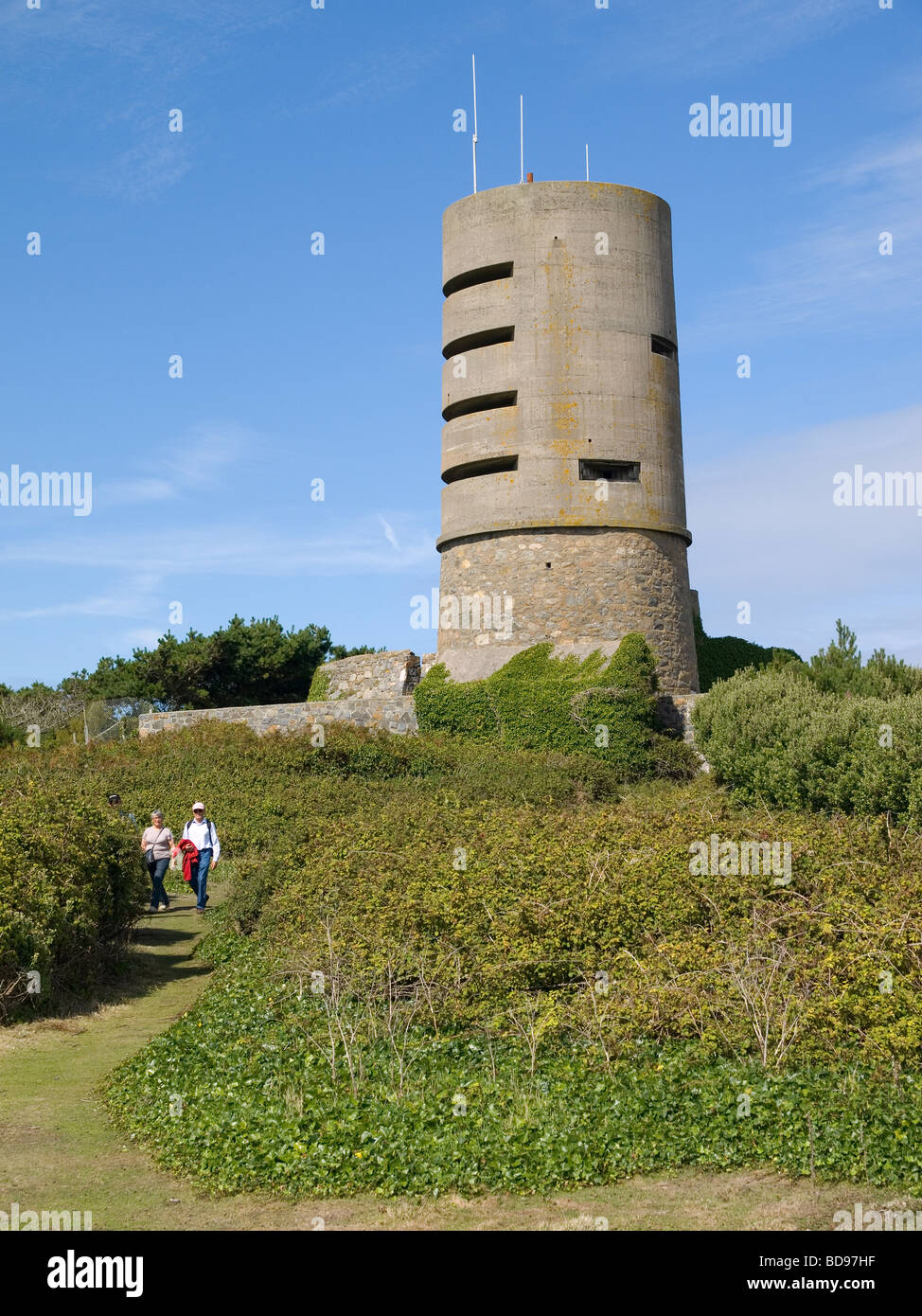 Fort Saumarez Guernsey wurde eine konkrete Suche Turm von der deutschen Besatzungsarmee auf einem viktorianischen Martello-Turm gebaut. Stockfoto