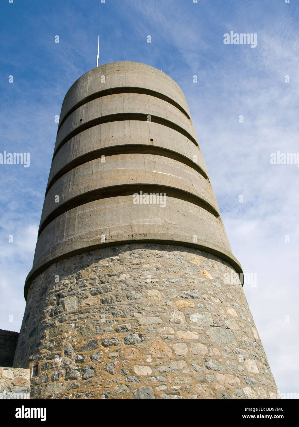 Fort Saumarez Guernsey wurde eine konkrete Suche Turm von der deutschen Besatzungsarmee auf einem viktorianischen Martello-Turm gebaut. Stockfoto