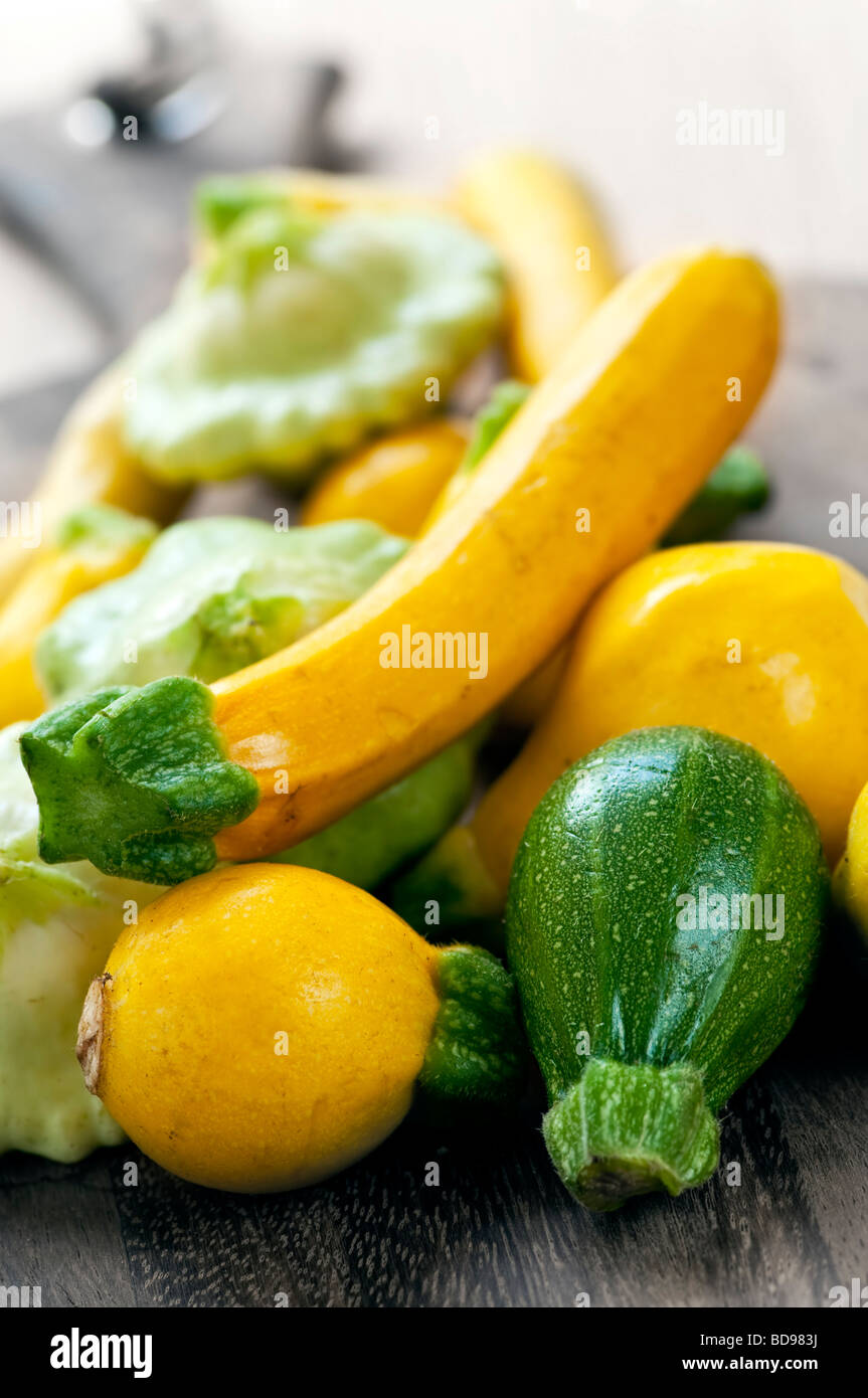 Sortierte ganze frische Bio Mini-Zucchini-Gemüse Stockfoto