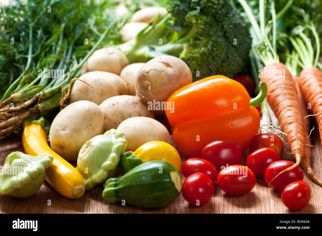 Reihe von ganzen sortierten frisches Bio-Gemüse Stockfoto
