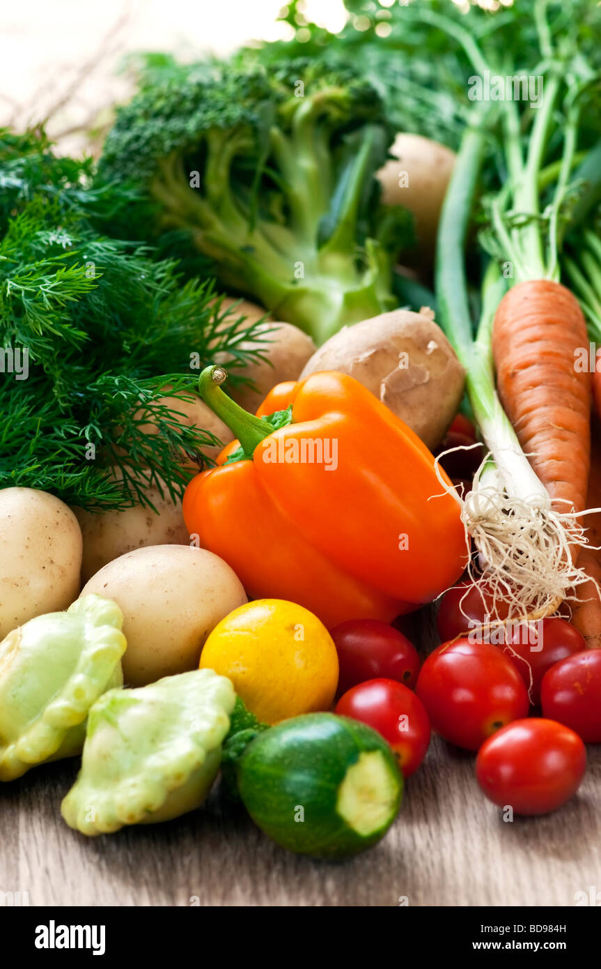Reihe von ganzen sortierten frisches Bio-Gemüse Stockfoto