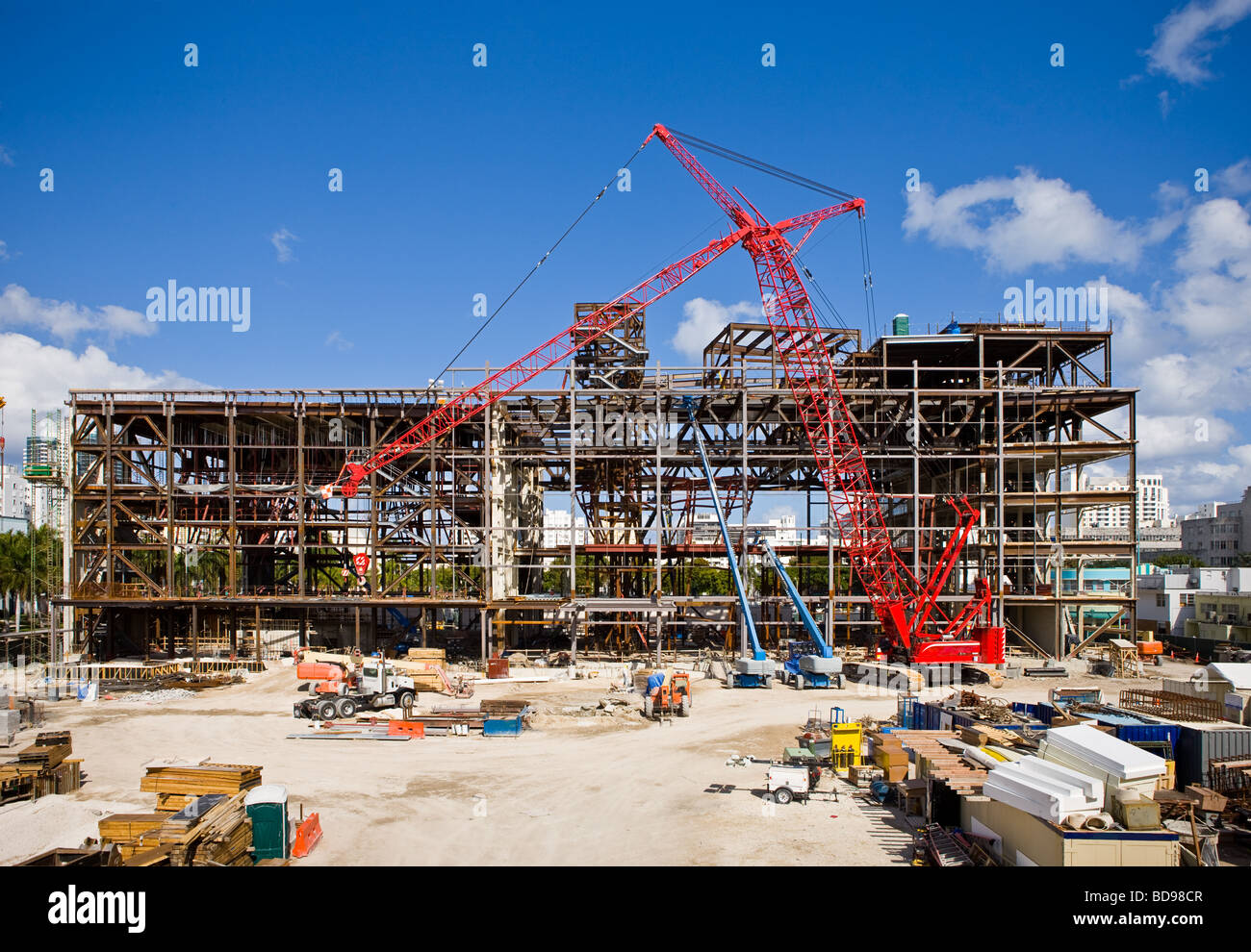 Eine Baustelle mit blauem Himmel und rotem Kran. Alle Logos, Zeichen und sonstiges geistiges Eigentum wurden digital entfernt. Stockfoto