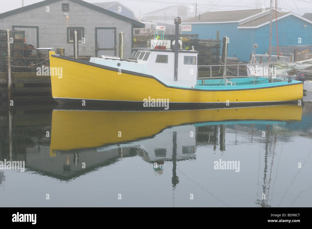 Gelbe Hummer Boot im Nebel bei Fishermans Cove östlichen Passage Halifax Nova Scotia Stockfoto