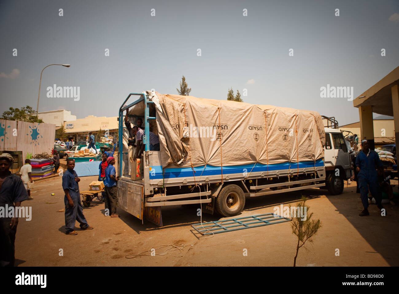 USAid LKW liefert die Ware an die Bürgerinnen und Bürger von Kigali, Ruanda. Stockfoto
