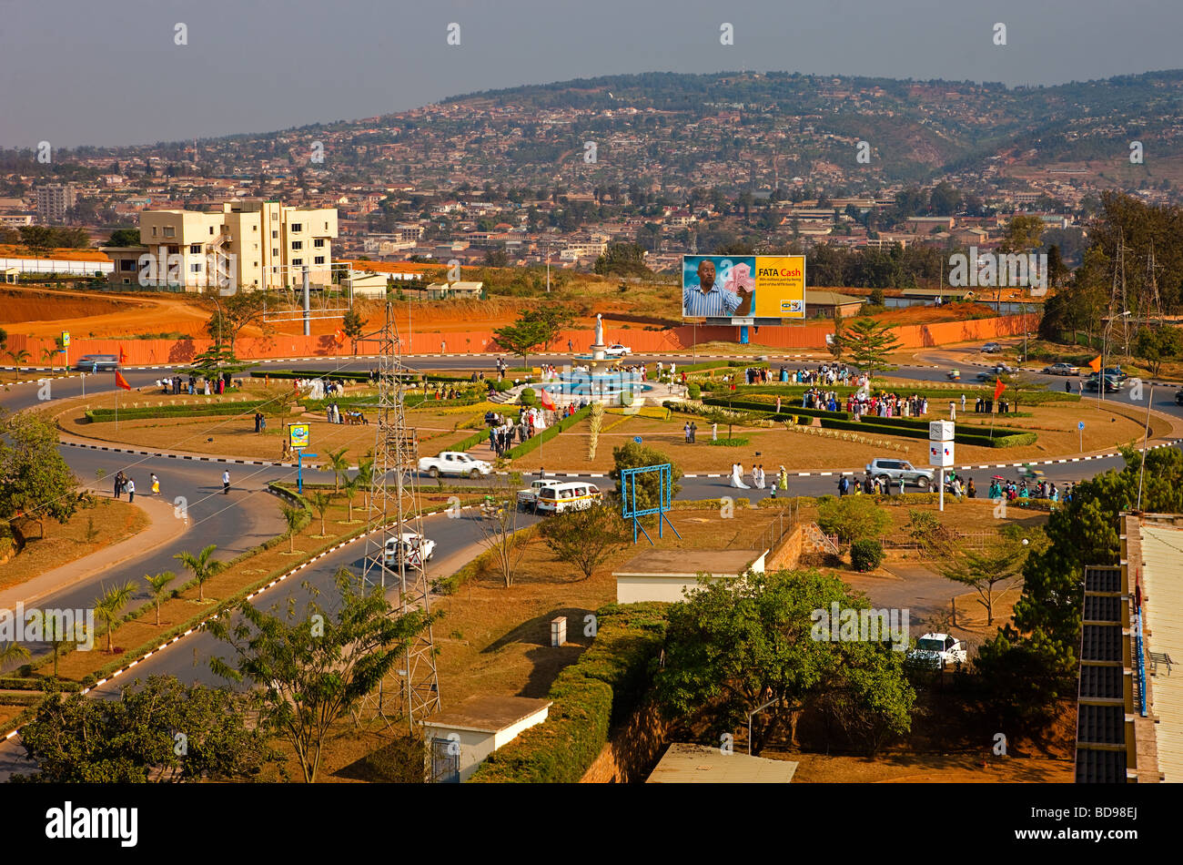 Kigali Kreisverkehr beherbergt fünf gleichzeitige Hochzeiten inmitten Samstag Verkehr. Stockfoto