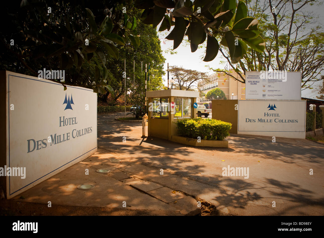 Eingang zum Hotel Des Mille Collines in Kigali, Ruanda. Stockfoto