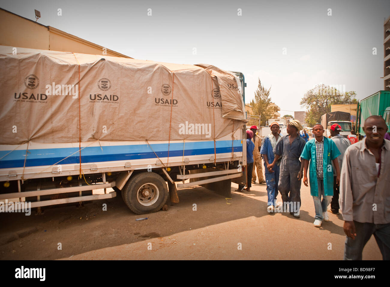 USAid LKW liefert die Ware an die Bürgerinnen und Bürger von Kigali, Ruanda. Stockfoto