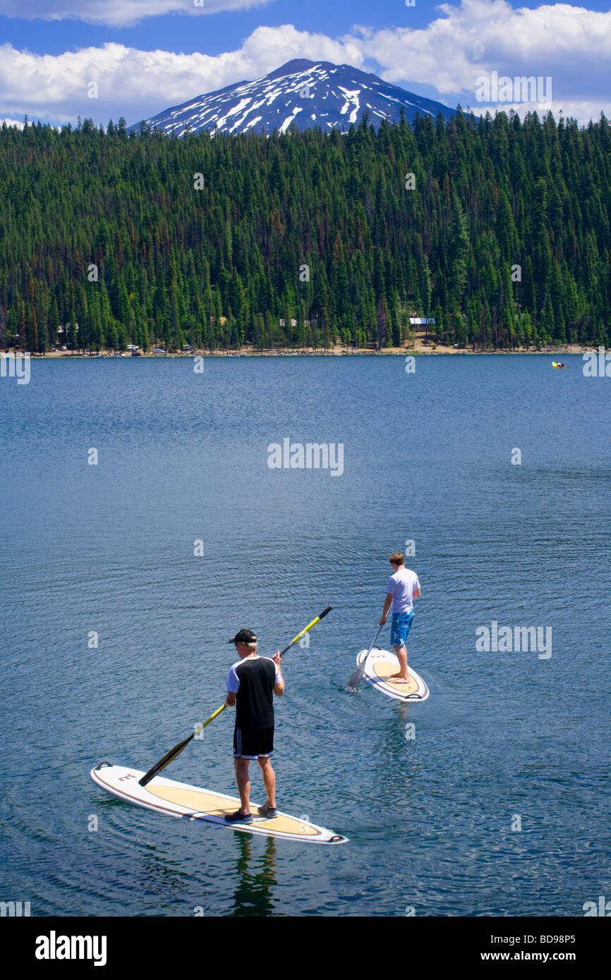 Zwei Jungs Paddeln auf Elk See und Mount Bachelor in den Cascade Mountains von Zentral-Oregon Stockfoto