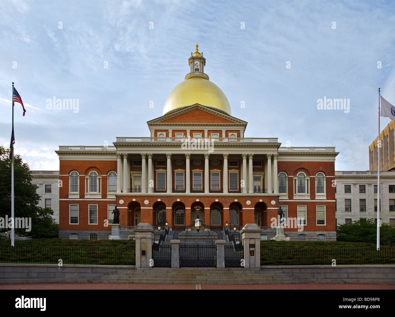 Befindet sich auf dem BEACON HILL enthält das MASSACHUSETTS STATE HOUSE, der Gesetzgeber und Gouverneure Residenz BOSTON, MASSACHUSETTS Stockfoto