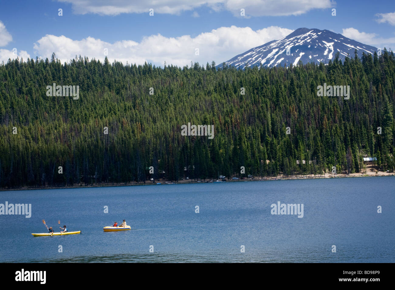 Kajak und rafting auf Elk Lake und Mount Bachelor in den Cascade Mountains von Zentral-Oregon Stockfoto