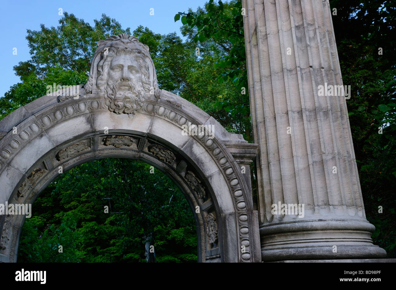 Detail der Steinbildhauen am Torbogen und Spalte in der Gilde Skulptur Gärten Toronto Stockfoto