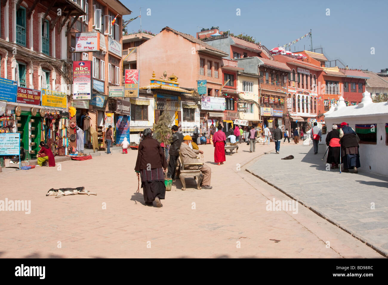 Bodhnath, Nepal. Souvenir-Shops, Reisebüros, kleinen Restaurants umgeben Gehweg, wo Besucher die Stupa umrunden. Stockfoto