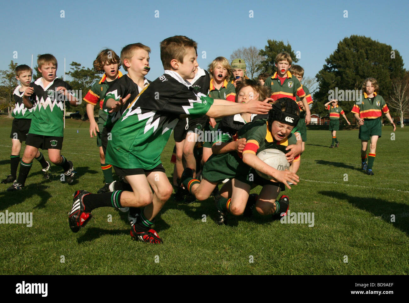 Jungen spielen Rugby Union in Neuseeland Stockfoto