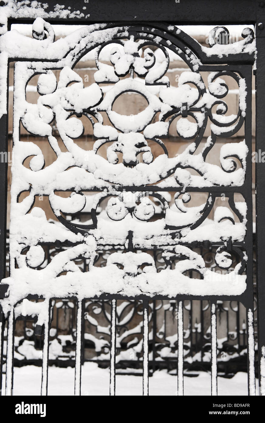 Schnee auf schwarzen schmiedeeisernen Tor, St. Pauls Cathedral, London. Stockfoto