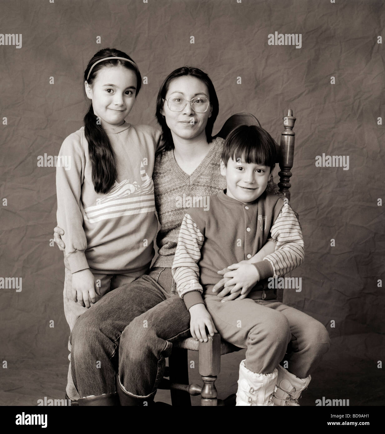 Schwarz weiße Studioportrait von Inuit-Frau und ihren zwei Kindern in einem Fotostudio in Iqaluit Nunavut, Kanada Stockfoto