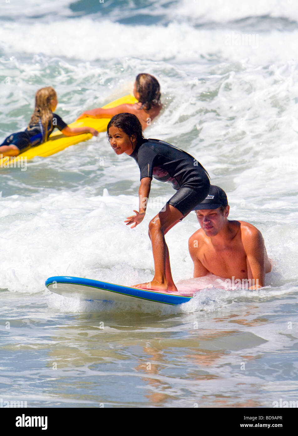 Junges Mädchen immer Surfkurse im Surfcamp Del Mar Beach in San Diego County Kalifornien USA Stockfoto