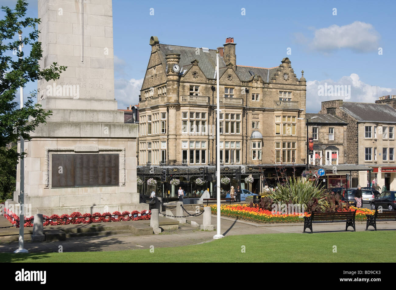 War Memorial und Bettys Kaffee Zimmer im Sommer das Prospect Place Harrogate, North Yorkshire England UK Vereinigtes Königreich GB Grossbritannien Stockfoto