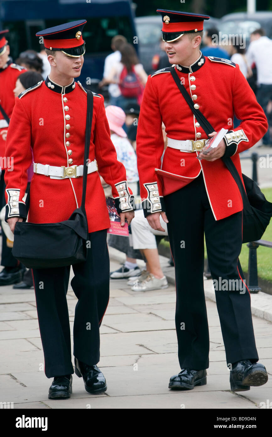 Zwei Grenadier-Gardisten Verkauf von Programmen für den Wechsel der Wache, Buckingham Palace, London, Großbritannien Stockfoto