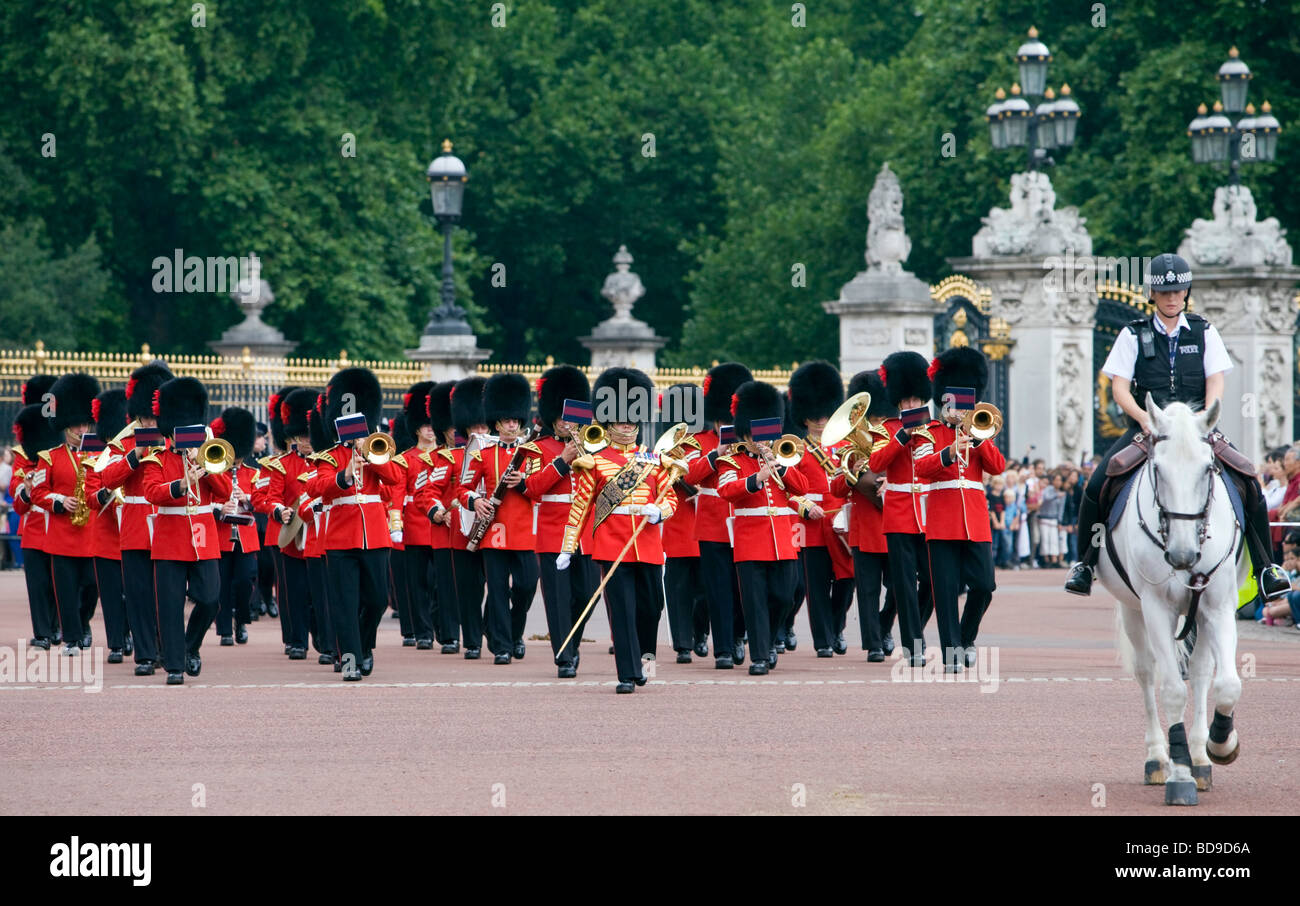 Die Band von den Coldstream Guards verlässt Buckingham Palace nach Changing of the Guard, London, Großbritannien Stockfoto