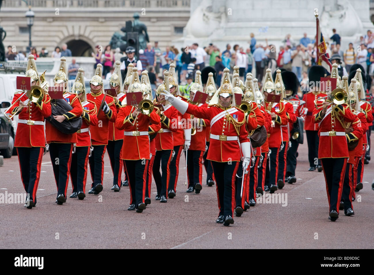 Die Queen s Life Guard Band verlässt Buckingham Palace nach dem Ändern der Guard London Großbritannien Freitag, 3. Juli 2009 Stockfoto