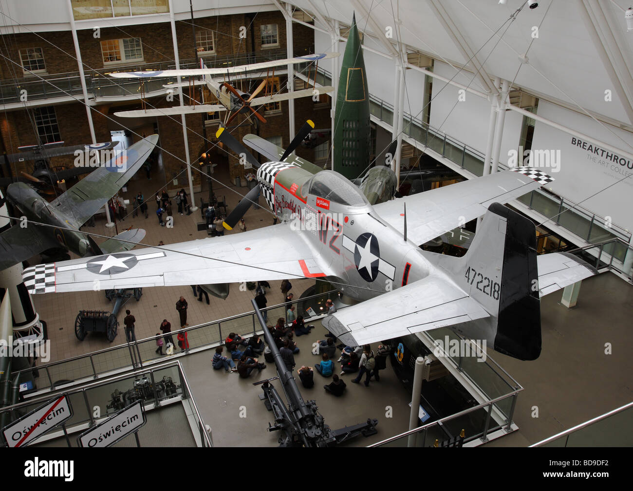 Grosse schöne Puppe, P 51 D Mustang Flugzeuge aus dem Imperial War Museum Plafond ausgesetzt. Stockfoto