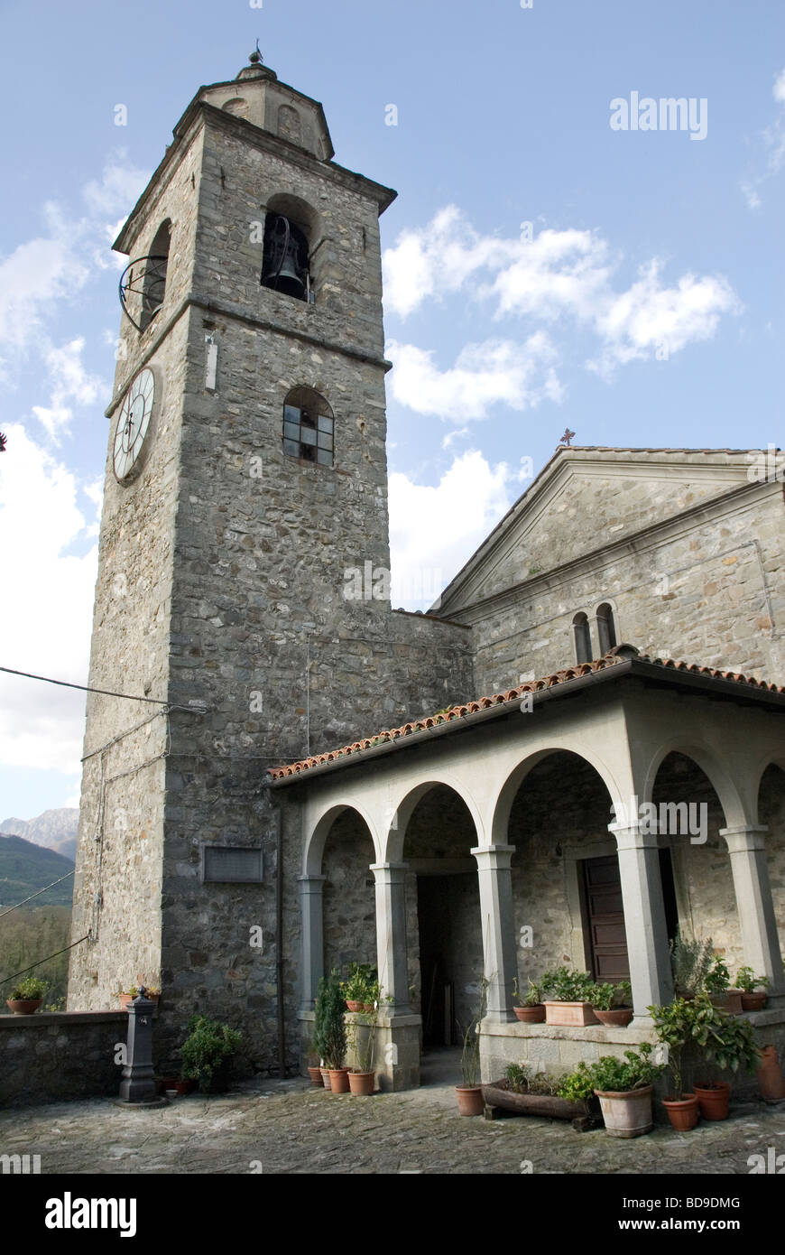 LA CHIESA DEL CASTELLO DI Stefano - die Kirche von San Nicolo im Castello di Bagnone Stockfoto