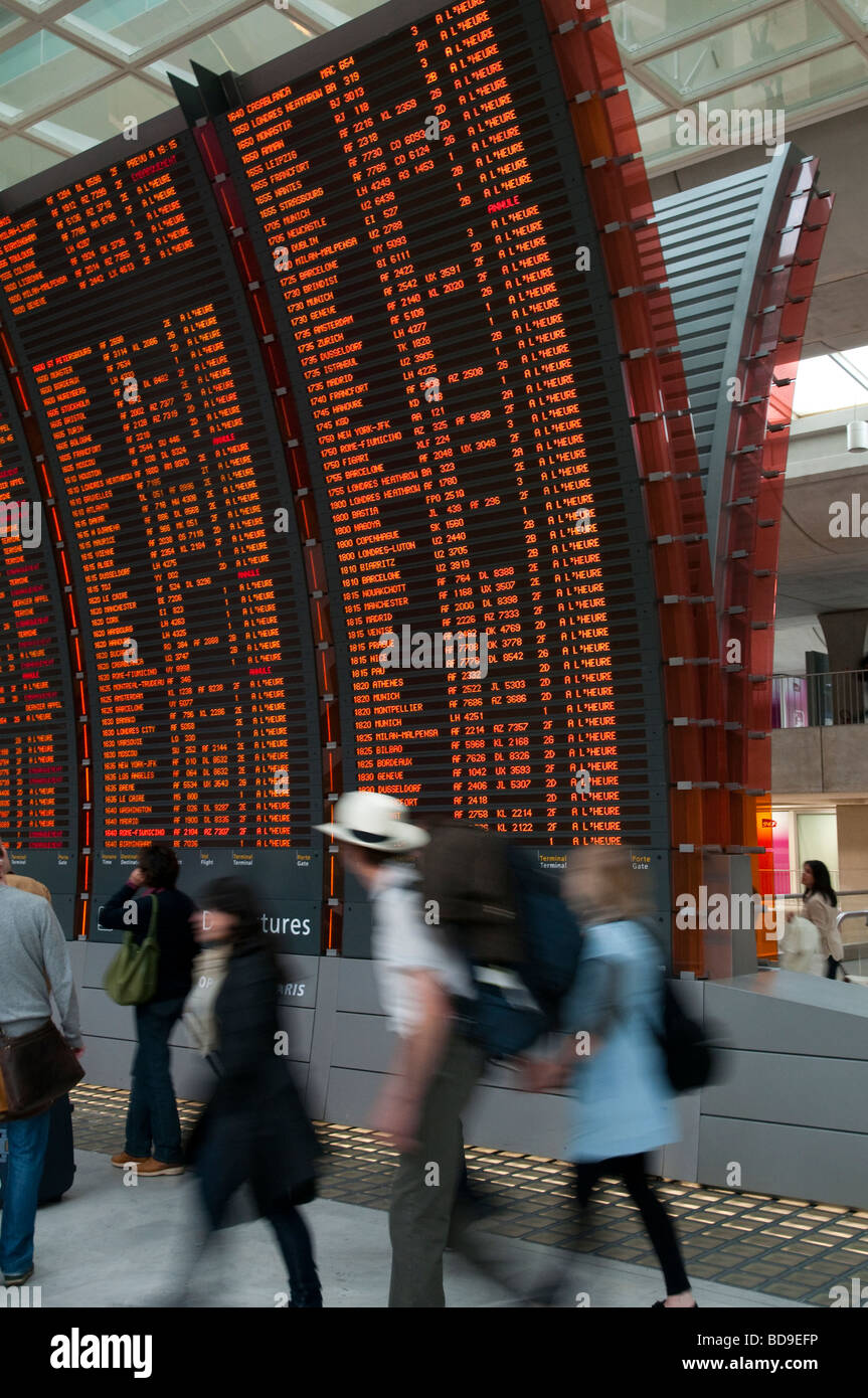 Frankreich Paris Roissy Flughafen Flüge planen Digitalanzeige Menschen vorbei und beobachten Stockfoto