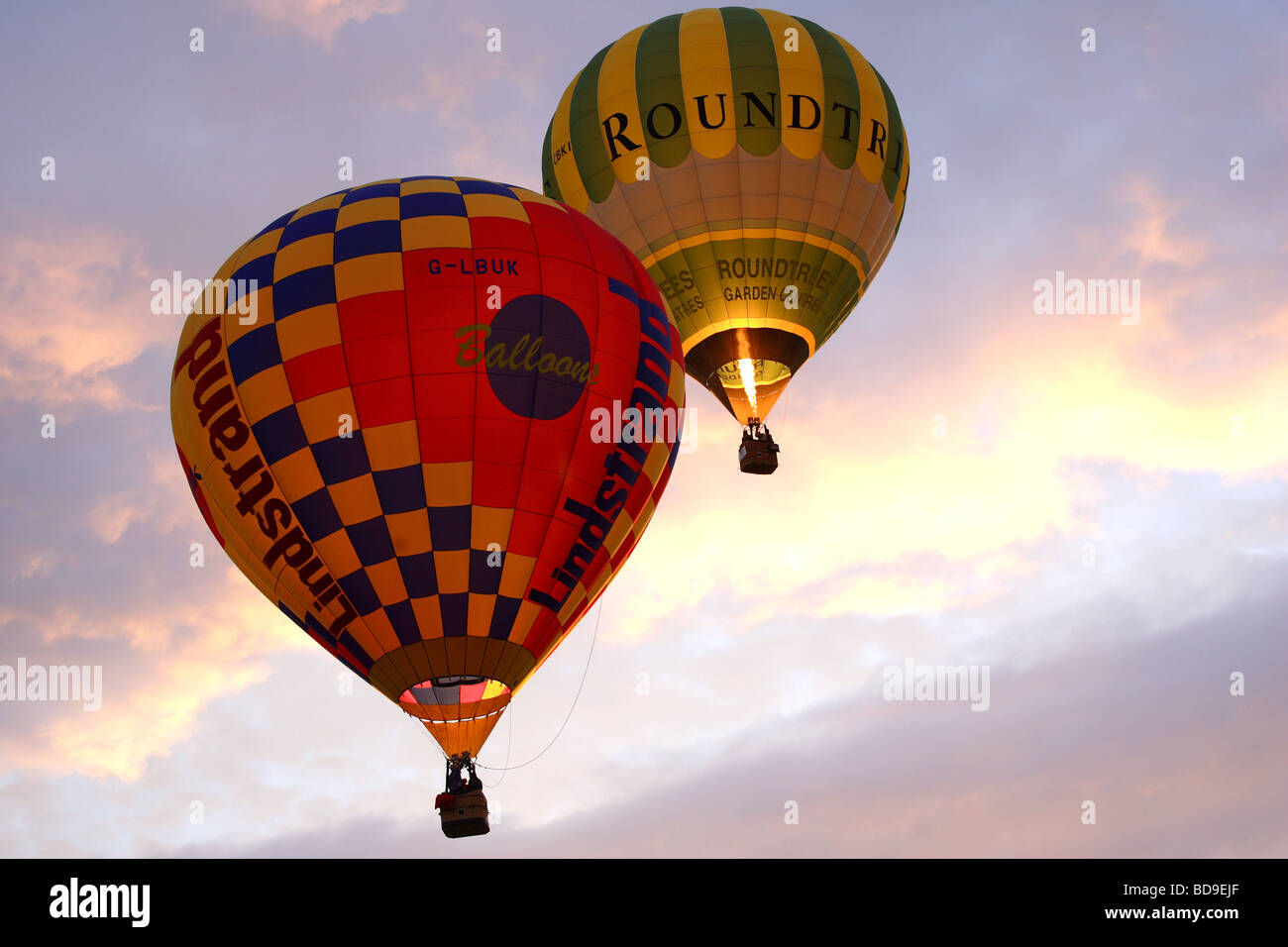 Bristol Hot-Air Balloon Fiesta am frühen Morgen Start mit zwei Luftballons Stockfoto