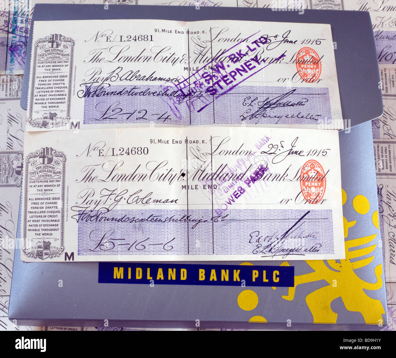 Zwei Schecks ausgestellt von der Londoner City and Midland Bank sitzen oben auf einen Ordner von der Midland Bank ausgestellt Stockfoto