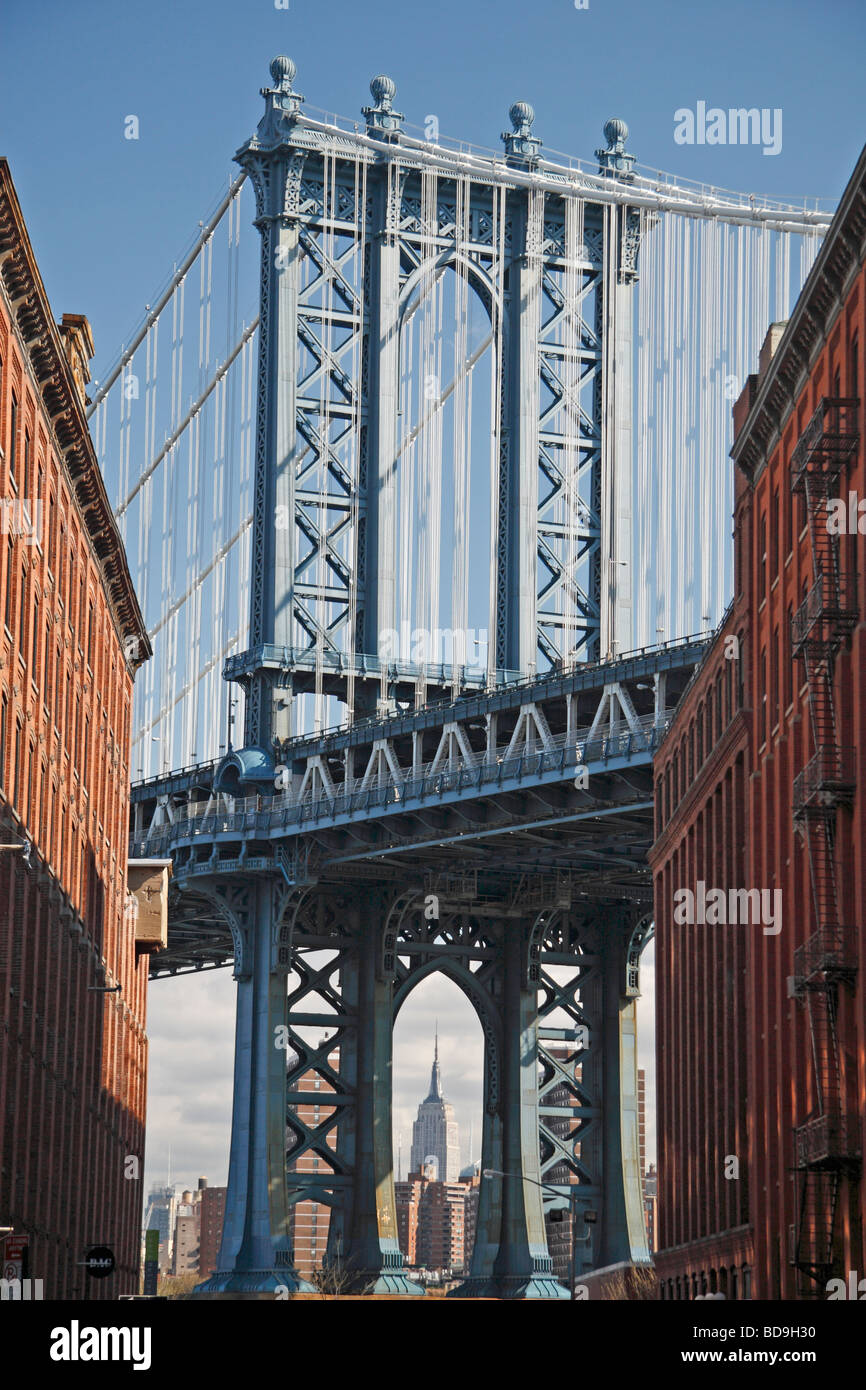 Die West-Pylon der Manhattan Bridge von Dumbo, Brooklyn, New York gesehen.  Empire State Building sichtbar. Stockfoto