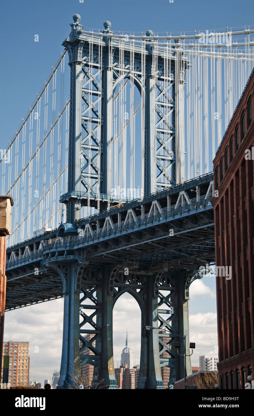 Die West-Pylon der Manhattan Bridge von Dumbo, Brooklyn, New York gesehen.  Empire State Building sichtbar. Stockfoto
