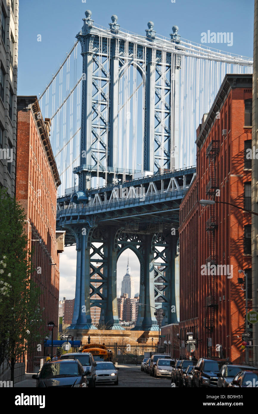 Die West-Pylon der Manhattan Bridge von Dumbo, Brooklyn, New York gesehen.  Empire State Building sichtbar. Stockfoto