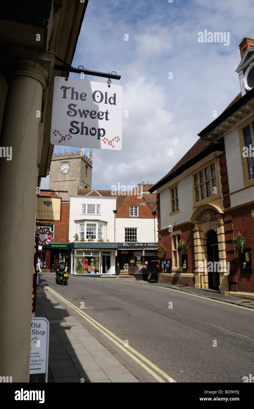 Das alte Konditorei Zeichen mit der Marienkirche im Hintergrund Marlborough, Wiltshire, England, UK Stockfoto