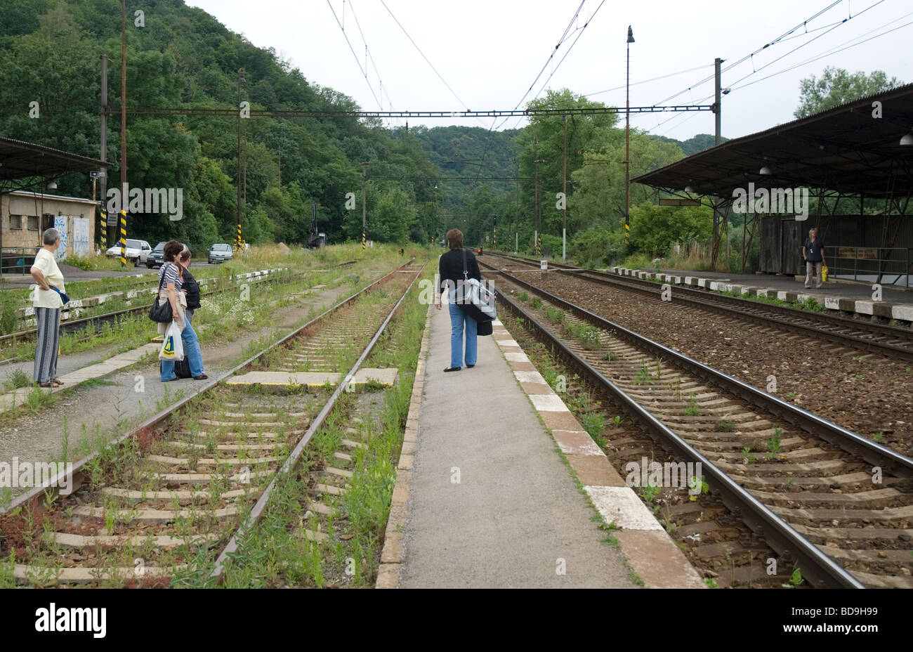 Warten auf einen Zug an einer ländlichen Station in der Tschechischen Republik Stockfoto