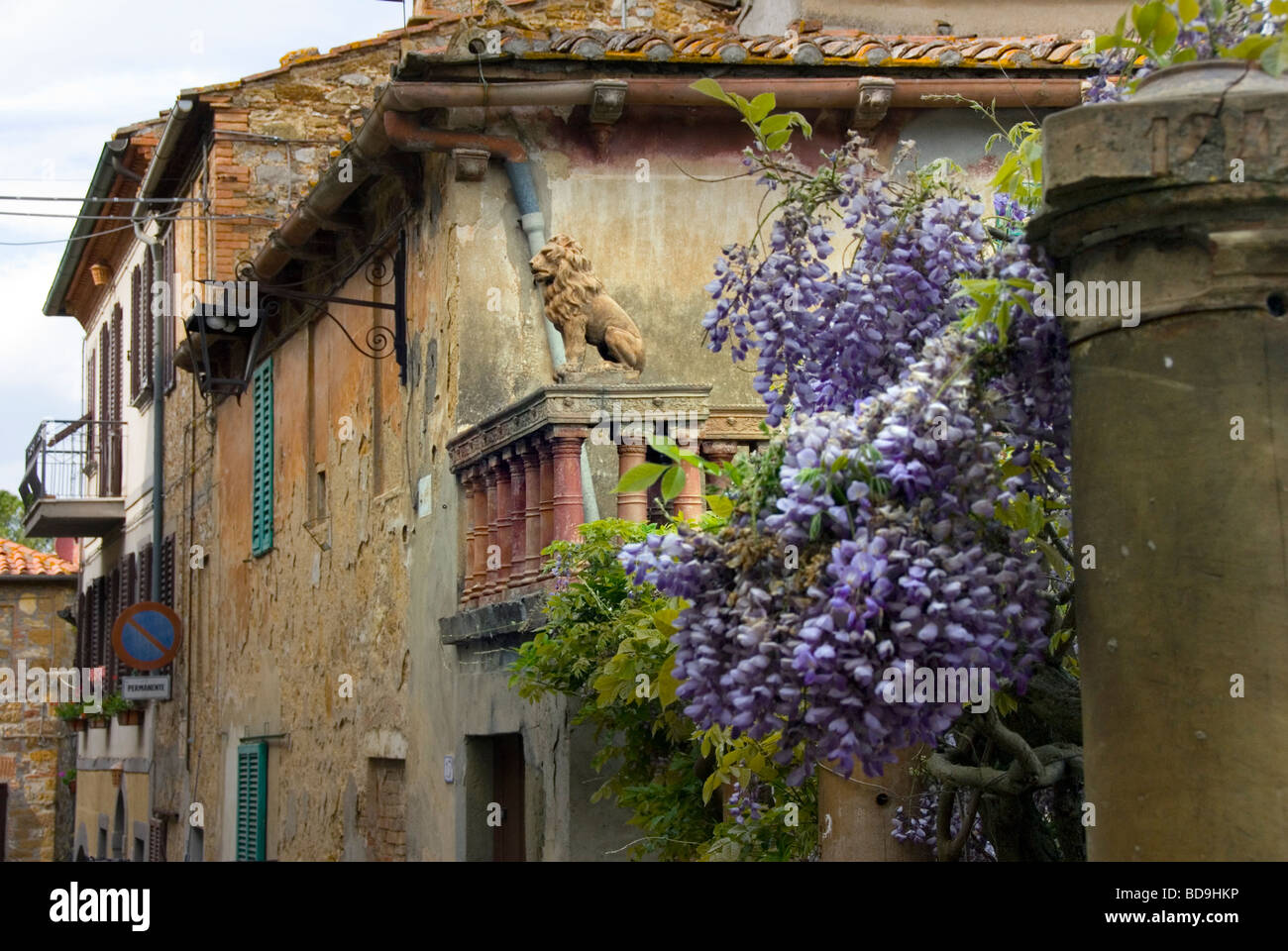 Straße in die kleine Stadt Petroio in der Provinz Siena Stockfoto