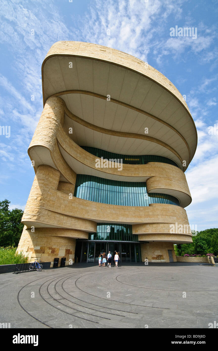 Smithsonian National Museum of the American Indian Washington DC // WASHINGTON DC, USA - Außenaufnahme des Gebäudes des Smithsonian National Museum of the American Indian Stockfoto