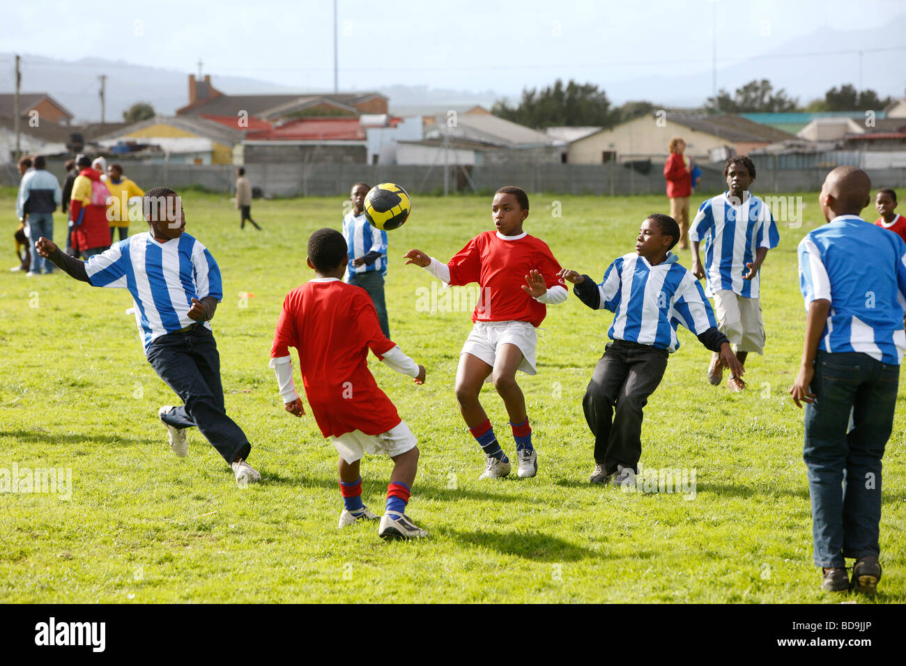 Schwarze afrikanische Teen Jungs spielen Fußball in Kayalitsha, Westkap Stockfoto