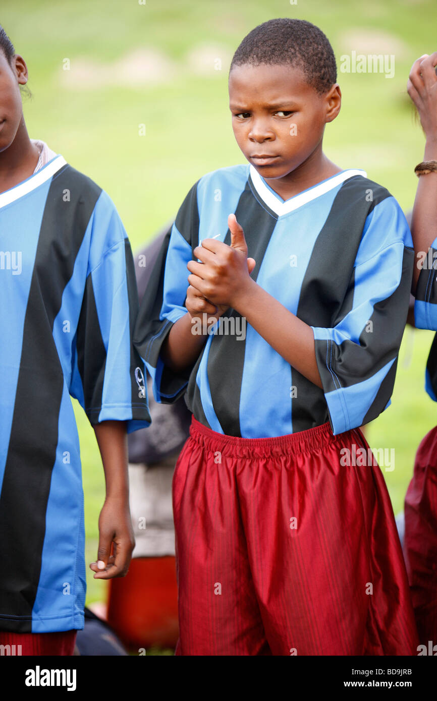 Junge im Township Fußball spielen Stockfoto