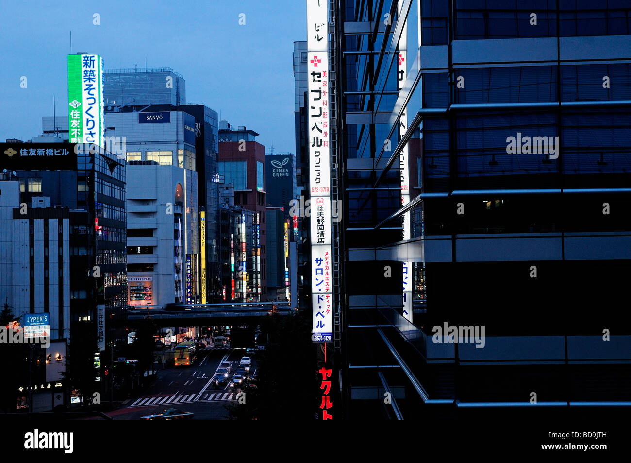 Bürogebäude im Shimbashi Bezirk Tokio Japan Stockfoto