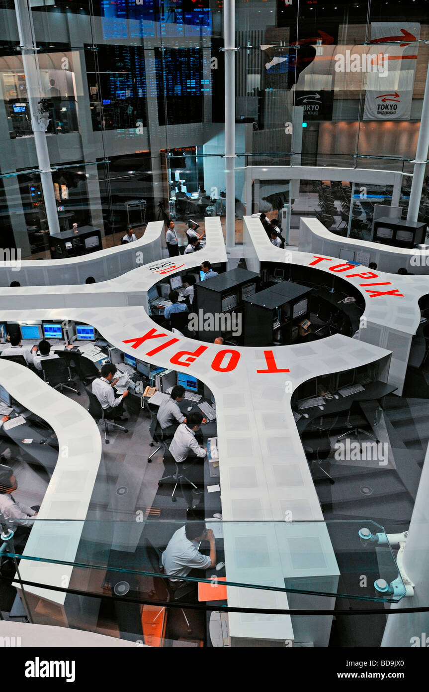 Händler an der Börse in Tokio sehen Computer-Bildschirmen im Laufe des Vormittags Handel im Bezirk Nihombashi Tokio Japan Stockfoto