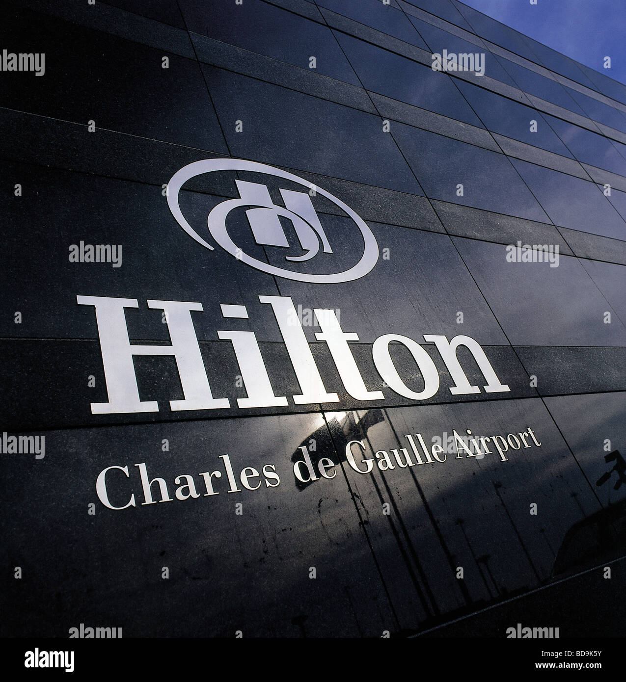 Paris hilton logo -Fotos und -Bildmaterial in hoher Auflösung – Alamy