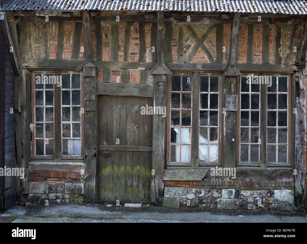 Altes Fachwerkhaus Holz Workshop mit aufwendigen Schnitzereien in der Normandie Stadt Etretat, Frankreich, Europa Stockfoto