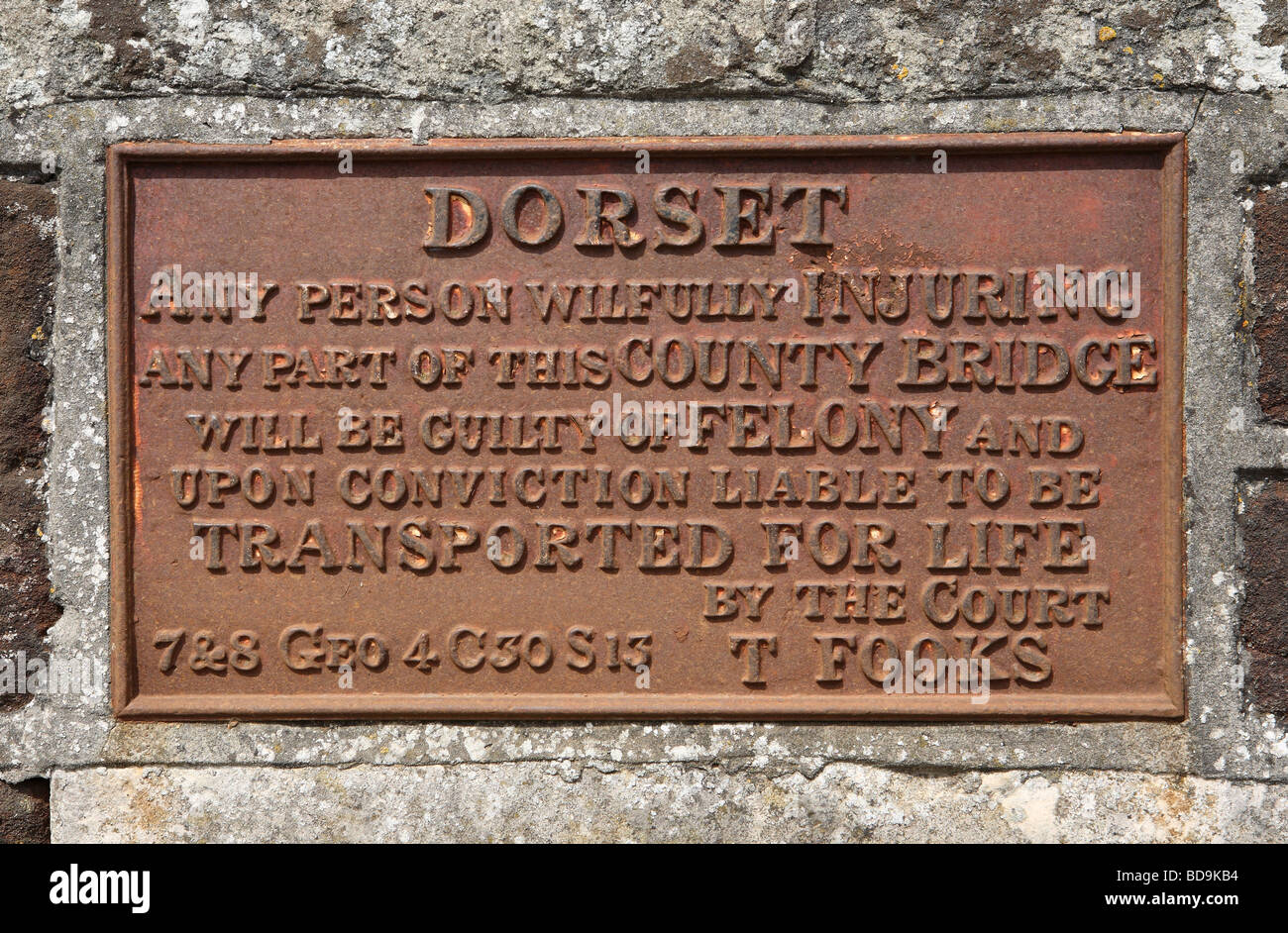 Gusseisen Zeichen auf einer Brücke über den Fluss Stour, Warnung, dass Personen, die zu einer Beschädigung der Brücke ausgewiesen werden, Dorset, England, Großbritannien Stockfoto